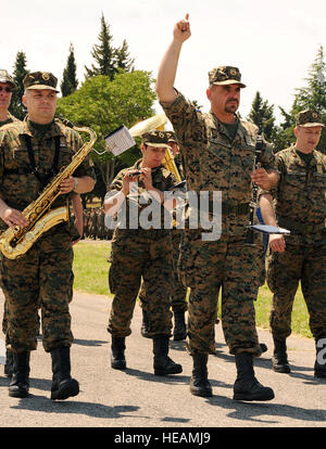 Die bosnisch-herzegowinischen Militärorchester spielt Musik während der geteilt Widerstandsfähigkeit 2012 Eröffnungsfeier hier 28. Mai 2012. Mehr als 500 Militärangehörige aus neun Nationen beteiligen sich an der jährlichen US Joint Chiefs Of Staff gesponsert Übung 28 Mai - 8 Juni. Das Ziel der Übung ist es, Interoperabilität stärken, Ausbildung in Krise Antwort und Katastrophen-Management zu erleichtern und die Bereitschaft der einsetzbare militärische medizinische und humanitäre Hilfe Teams zu überprüfen. Die Bewegung unterstützt im Geiste der Partnerschaft für den Frieden direkt U.S. European Command Theater Station Stockfoto