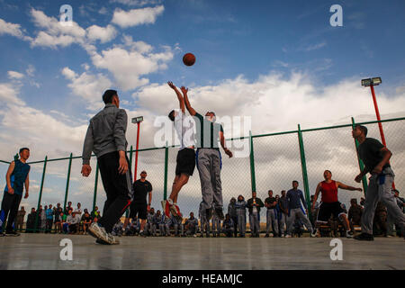 Während Khaan Quest 2016 Kulturnacht spielen Service-Mitglieder aus Bangladesh Armee gegen Lane Ausbilder in einem Basketball-Turnier auf fünf Hügeln Trainingsbereich, Mongolei, 31. Mai 2016. Khaan Quest kulturellen Nächte befinden sich während der Übung und fördern Zusammengehörigkeit unter den teilnehmenden Ländern durch den Austausch von Traditionen und Bräuche. Khaan Quest 2016 ist eine jährliche, multinationale Friedenssicherungseinsätze Übung gehostet von der mongolischen Armee, Co-gesponsert von US Pacific Command und unterstützt durch die US Army Pacific und US Marine Corps Forces Pacific. Khaa Stockfoto