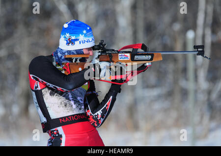 US Army 2nd Lt. Blake Hillerson, von den 426 Signal NET Support Gesellschaft, bezweckt sein Gewehr auf Ziele während dem Schlusskurs eines drei-Personen-Relais Jan. 15, in der zentralen Region Biathlon-Meisterschaften am Camp Ripley, in der Nähe von Little Falls, Minnesota Hillerson ist Mitglied der drei-Personen-NDNG-Staffel auf dem ersten Platz North Dakota National Guard Relais Siegerteam beim regionalen Nationalgarde Biathlon Wettbewerb. Hillerson nahm auch den ersten Platz in der Einzelkategorie Biathlon Wettbewerb. Biathlon ist ein sportliches Ereignis, das die Ausdauer der Skilanglauf und das Geschick kombiniert Stockfoto