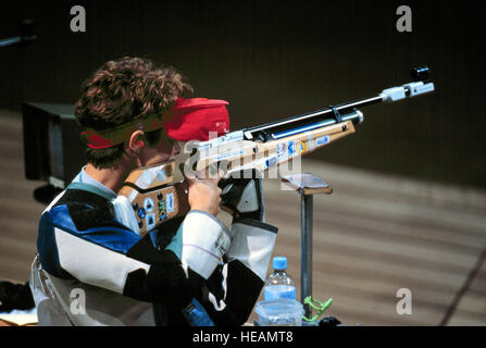 000916-F-8217W-004 Nancy Johnson zielt sorgfältig, da sie in der Frauen 10 Meter Luftgewehr-Wettbewerb bei den Olympischen Spielen 2000 in Sydney, Australien, am 16. September 2000 konkurriert.  Johnson ist mit US Army Staff Sgt Ken Johnson verheiratet, der auch auf das US Olympic shooting-Team.    Techn. Sgt. Robert A. Whitehead, US Air Force.  (Freigegeben) Stockfoto