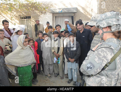 Mit einem afghanischen Mädchen sprechen NANGARHR Provinz, Afghanistan – Mitglieder der Nangarhar Provincial Reconstruction Team, wie oft sie Schule, die Anzahl der Lehrkräfte zur Verfügung und benötigt bei einem Besuch in der Kama Bezirk 15. November besucht. Nangarhar PRT engagiert sich für die Unterstützung der Regierung der islamischen Republik von Afghanistan.  US Air Force Staff Sgt. Scottie T. McCord, Nangarhar Provincial Reconstruction Team) Stockfoto