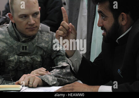 Provinz NANGARHAR, Afghanistan - US Air Force Captain Paul Frantz bespricht die Ausgabe der Strom aus der Duranta-Damm, mit anderen Mitgliedern des Stausees Nangarhar Provincial Reconstruction Team und Duranta Beamten, während eine Bewertung auf 6. November 2007 in Betrieb.  Nangarhar PRT ist ein gemeinsames Team der Flieger, Soldaten und Vertretern der US Abteilung von Staat, US Agency for International Development und das US-Landwirtschaftsministerium.  Das Team ist verantwortlich für die Unterstützung der Regierung der islamischen Republik Afghanistan verbessern Sicherheit, Governance und reconst Stockfoto