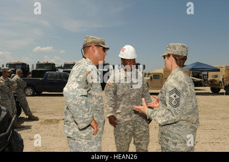 Die National Guard Bureau Senior meldete Führer Command Chief Master Sgt. Denise Jelinski-Halle mit Staff Sgt Ryan Norred und Sgt. Robert Tolbert von Louisiana National Guard 844th Engineering Company, 205. Pionier-Bataillon 30 Juli in Grand Isle, La Besuche Die 844th unterstützt die Bereinigung Bemühungen der Deep Water Horizon Oil spill durch den Bau von Rockwall Hindernisse entlang der Küste von Louisiana im Bemühen um Öl aus Umzug weiter in den Feuchtgebieten zu stoppen. Stockfoto