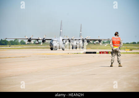 Techn. Sgt. Charles Woods, Crewchief mit der 123. Kontingenz-Response-Element, wartet auf die Ankunft von zwei eingehende c-130 Hercules aus Louisville, KY am 17. Mai 2011 während der nationalen Ebene-Übung in Springfield, Missouri techn. Sgt. Woods wird dann Marschall die Flugzeuge in ihre Parkplätze, so dass Zivilbehörden, be- und Entladen Mannequines in der c-130 s zu üben. Die NLE besteht aus zivilen Bundesbehörden unterstützt durch das Department of Defense. Die NLE selbst ist ein Szenario eines Erdbebens 6.0 oder höher auf der New Madrid Bruchlinie.  Senior Airman Maxwell Rechel) Stockfoto