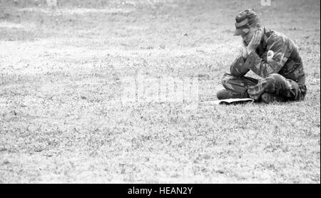 100727-F-1020B-001-16bw.jpg-Kabul - drückt ein Erstsemester-National Military Academy von Afghanistan jüngsterer Sohn einige Last-Minute-Studie rechtzeitig vor Ende des Semesters Prüfungen 27. Juli 2010. Die United States Military Academy in West Point nachempfunden, ist NMAA eine vierjährige Schule entworfen, um Offiziere für die afghanische Nationalarmee zu produzieren. Die jüngsten Klasse 212 Leutnants im März 2010 Schloss und war nur die zweite Klasse zu absolvieren, da die Akademie vor fünf Jahren eröffnet.   Staff Sgt Sarah Brown /) Stockfoto