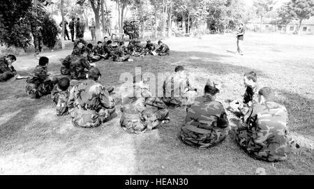 100727-F-1020B-001-17bw.jpg Kabul - National Military Academy von Afghanistan Kadetten Squeeze in einiger Studienzeit vor deren Ende Semester Prüfungen 27. Juli 2010. Die United States Military Academy in West Point nachempfunden, ist NMAA eine vierjährige Schule entworfen, um Offiziere für die afghanische Nationalarmee zu produzieren. Die jüngsten Klasse 212 Leutnants im März 2010 Schloss und war nur die zweite Klasse zu absolvieren, da die Akademie vor fünf Jahren eröffnet.   Staff Sgt Sarah Brown /) Stockfoto