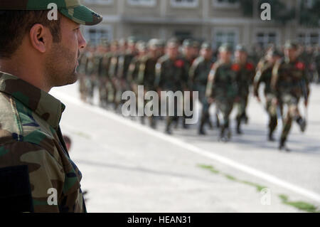 100727-F-1020B-011.jpg Kabul - National Military Academy von Afghanistan Kadetten führen eine Pass und Überprüfung Übung, bevor sie beginnen ihr Ende des Semesters Prüfungen 27. Juli 2010. Die United States Military Academy in West Point nachempfunden, ist NMAA eine vierjährige Schule entworfen, um Offiziere für die afghanische Nationalarmee zu produzieren. Die jüngsten Klasse 212 Leutnants im März 2010 Schloss und war nur die zweite Klasse zu absolvieren, da die Akademie vor fünf Jahren eröffnet.   Staff Sgt Sarah Brown /) Stockfoto