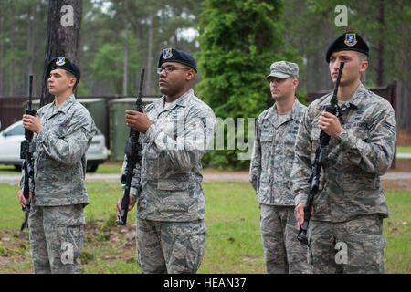 Flieger aus der 820th Base Defense Group präsentieren nach einem 3-Volley Salut für die US Air Force Staff Sgt Todd Lobraico Jr., der in Aktion im September 2013, während die 2015 Safeside Wiedervereinigung 11. April 2015, Moody Air Force Base, Georgia Flieger getötet wurde Arme 1. Klasse LeeBernard Chavis erkannte auch während der Zeremonie nach in Aktion in Bagdad Oktober 2006 getötet.  Flieger 1. Klasse Dillian Bamman Stockfoto