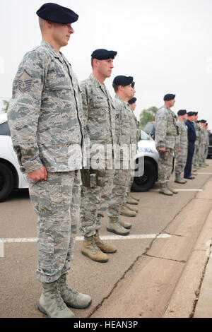 Mitglieder des 27. Special Operations Sicherheit Kräfte Squadron stehen stramm während der Reveille Zeremonie zu Ehren der nationalen Polizei-Woche auf Cannon Air Force Base, N.M., 14. Mai 2012. Nationale Polizei-Woche erkennt den Service und die Opfer der US-Law Enforcement Mitglieder. Stockfoto