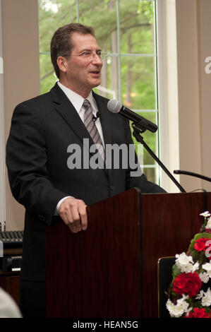 Dr. Glenn Schiraldi, University of Maryland School of Public Health-Psychologie-Professor und Gastredner, spricht über geistige Belastbarkeit während der nationalen Gebet-Mittagessen, 2. Mai 2014, Seymour Johnson Air Force Base, North Carolina Schiraldi teilte seine Berichte über einen Zeitraum von fünf Jahren wo er reiste und interviewte mehrere Bekämpfung Überlebenden und Kriegsgefangene über Ausfallsicherheit. Airman 1st Class Shawna L. Keyes) Stockfoto