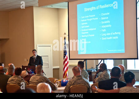 Dr. Glenn Schiraldi, University of Maryland School of Public Health-Psychologie-Professor und Gastredner, spricht mit Seymour Teammitglieder über die Bedeutung der Resilienz während der nationalen Gebet-Mittagessen, 2. Mai 2014, an Seymour Johnson Air Force Base, North Carolina Schiraldi gemeinsame Geschichten von der Widerstandsfähigkeit der Bekämpfung Überlebenden und Kriegsgefangene über Ausfallsicherheit. Airman 1st Class Shawna L. Keyes) Stockfoto