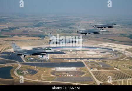 FORT WORTH, Texas--Vier F - 16C Fighting Falcons vom 301. Kämpfer-Flügel, Naval Air Station/Joint Reserve Base, Carswell Air Base, Texas, fliegen in Formation über dem Texas Motor Speedway.   Techn. Sgt. Michael Ammons) Stockfoto