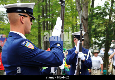 Mitglieder der US Coast Guard Ehrengarde üben eine Stille Drill Routine im Bereich Streitkräfte-Abenteuer bei den Boy Scouts of America 2010 National Scout Jamboree, Juli 28. Das Team war ein Teil von mehreren Attraktionen zur Verfügung gestellt von der Joint Task Force-National Scout Jamboree, Scouts und Besucher der Veranstaltung zu unterhalten. Die JTF-Ziel ist es, professionelle militärische Unterstützung und ein sicheres Umfeld für Pfadfinder und Besucher während der Veranstaltung zur Verfügung stellen. Stockfoto