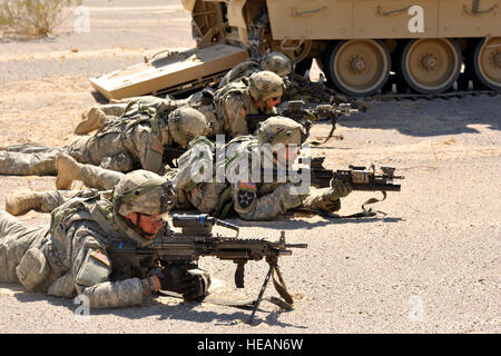 Soldaten mit 1. Bataillone, 15. Infanterie-Regiment, 3. Heavy Brigade Combat Team, 3. Infanterie-Division und ein M2/M3 Bradley Fighting Vehicle beigefügt sind, halten Sie ihre Sicherheit Position 12-05, Fort Irwin, Ca., 13. März 2012 erlauben die gepanzerten Tanks, Sektor Skizzen während der Einrichtung der Lager für den Tag bei der National Training Center-Iteration durchzuführen. Gepanzerte Infanteristen Montage und Demontage von Bradley Fahrzeuge um klare Dörfer, suchen und zerstören feindliche Kräfte und Support der befehlshabende Offizier Schlacht Pläne zu helfen.  Staff Sgt. Renae Saylock/released) Stockfoto