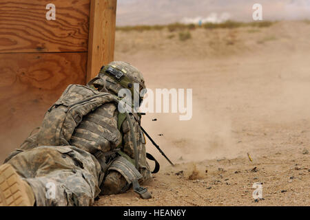 Ein Soldat aus der 1. Bataillon 15. Infanterie-Regiment 3. Heavy Brigade Combat Team, 3. Infanterie-Division, feuert auf die gegnerischen Truppen während einer live-Feuer Trainingsziel im National Training Center Iteration 12-05, Fort Irwin, Ca., 13. März 2012. -Dreihundert und sechzig Grad Sicherheit und unterdrückende Feuer ist zu allen Zeiten außerhalb der ein gepanzertes Fahrzeug einzuhalten.  Staff Sgt. Renae Saylock/released) Stockfoto