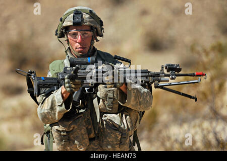 Ein Soldat aus der 1. Bataillon 15. Infanterie-Regiment 3. Heavy Brigade Combat Team, 3. Infanterie-Division, bewegt sich in Richtung Ziel während ein Trainingsziel bei der National Training Center Iteration 12-05, Fort Irwin, Ca., 14. März 2012. -Dreihundert und sechzig Grad Sicherheit und unterdrückende Feuer ist zu allen Zeiten außerhalb der gepanzerten Fahrzeug einzuhalten.  Staff Sgt Renae Saylock)(released) Stockfoto