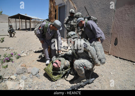 US-Soldaten mit Alpha Company, 2. Bataillon, 23. Infanterie-Regiment, 4. Stryker Brigade Combat Team, 2. US-Infanteriedivision, verschieben ein simuliertes gefallenen Soldaten auf einer Bahre während einer Situation Übung im National Training Center in Fort Irwin, Kalifornien, 11. Juni 2012.  Techn. Sgt. Francisco V. Govea II) Stockfoto