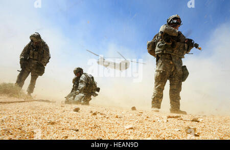 US-Armeesoldaten von Delta Company, 3. Geschwader, 17. Kavallerie-Regiment, bieten Sicherheit für ein CH-47 Chinook während der entscheidenden Aktion Rotation 14-09 im National Training Center hier, 14. August 2014. Entschlossenes Handeln Rotationen sind repräsentativ für die Komplexität der potentiellen Gegner unserer Nation konnte Gesicht und beinhalten: Guerilla, Aufständische, Straf- und in der Nähe von Peer-konventionellen Streitkräfte in einer dynamischen Umgebung verwoben.  Senior Airman Daniel Hughes, 1st Combat Kamera Squadron) Stockfoto