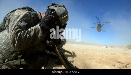Ein Soldat der US-Armee der Delta Company, 3rd Squadron, 17th Cavalry Regiment, verwendet ein Funkgerät, um Teamkameraden zu kontaktieren, nachdem er von einem CH-47 Chinook während der entscheidenden Action Rotation 14-09 im National Training Center eingesetzt wurde. Rotationen simulieren komplexe Operationen gegen Guerilla-, Aufständischen-, Kriminellen- und konventionelle Near-Peer-Kräfte. Stockfoto