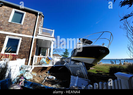 Ein großes Boot ruht gegen ein Haus in Hewlett Harbor, New York, 4. November 2012. Hurrikan Sandy verursacht Sachschaden Küstengemeinden in New York und New Jersey.  Techn. Sgt. Parker Gyokeres Stockfoto