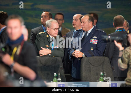 Am 4. September 2014 tauscht gen Phil Breedlove (rechts), Supreme Allied Commander Europe, Ideen mit gen Knud Bartels (links), Vorsitzender des NATO-Militärausschusses, kurz vor die Sitzung am Afghanistan beim NATO Gipfel 2014 in Wales, Vereinigtes Königreich startet. Die Gipfel eröffnet offiziell mit einem Treffen auf Afghanistan, NATO Abschluss seiner Kampfeinsatz und öffnen ein neues Kapitel in seiner Partnerschaft mit Kabul. Staats-und Regierungschefs über die Leistungen der ISAF-Mission und der Allianz Engagement zur Unterstützung der Afghanistan nach 2014. Die Alliierten Staats- und Regierungschefs treffen sich mit 2 Stockfoto