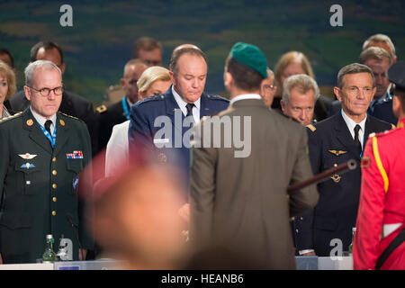 Am 4. September 2014 bezahlen Sie gen Knud Bartels (links), Vorsitzender des NATO-Militärausschusses, General Phil Breedlove (Mitte), Supreme Allied Commander Europe, und General Jean-Paul Paloméros (rechts), Supreme Allied Commander Transformation, ihren Respekt während einer Schweigeminute zu Ehren des Lebens verloren, während die alliierten Operationen in Afghanistan, kurz vor die Sitzung am Afghanistan beim NATO-Gipfel 2014 in Wales startet Vereinigtes Königreich. Die Gipfel eröffnet offiziell mit einem Treffen auf Afghanistan, NATO Abschluss seiner Kampfeinsatz und öffnen ein neues Kapitel in seiner Partnerschaft mit Kabul. Le Stockfoto