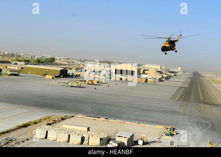 Zwei Mi-17 Hubschrauber Abflug von Kandahar Air Base auf dem Weg zu die afghanischen Armee Band Tarin Kowt Flugplatz, 16. Juli 2012 transportieren. Stockfoto
