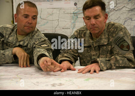 100603-F-1020B-023 Kandahar - Generalleutnant William B. Caldwell IV, Kommandant der NATO Training Mission - Afghanistan diskutiert zukünftige Entwicklungsprojekte mit Armee-Major-General Frederick Hodges, Director of Operations für Regional Command - Süd bei einem Besuch in der Provinz Kandahar 2. Juni 2010. Caldwell besuchte mehrere Sub Polizeistationen und die Kandahar Regional Training Center wo afghanische Nationalpolizei Rekruten Basic Training teilnehmen.  Staff Sgt Sarah Brown /) Stockfoto