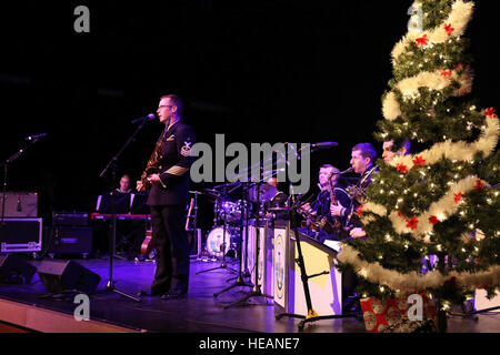 151213-N-DC740-007 OAK HARBOR, Washington (13. Dezember 2015) Senior Chief Musician Nathan Bissel empfängt die Gäste während eines Urlaubs-Konzerts in Oak Harbor High School Performing Arts Center. Die Veranstaltung ist Teil der Marine Band Northwest Urlaub Konzertreihe.  Masse der Kommunikationsspezialist 2. Klasse John Hetherington Stockfoto