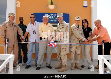 CAMP LEMONIER, Dschibuti (31. Oktober 2009) – Camp Lemonier feierte die Eröffnung des ersten Navy Federal Credit Union Geldautomaten auf dem afrikanischen Kontinent in eine Banddurchtrennungszeremonie Okt. 31. Links im Bild nach rechts, U.S. Navy Rear Admiral Tony Kurta, kombiniert Joint Task Force-Horn von Afrika Kommandant; Shawn Parham, ITT; Muhammed Elam, Petroland Bau; Larry Wood, Regionalleiter für Navy Federal Credit Union;. Navy Captain Bill Finn, befehlshabender Offizier; Navy Lt. bald Nein; Mirra Brown, NEX und George Baker, schneiden öffentliche Arbeiten das Band zur Feier der Eröffnung des ersten Navy Federal Geldautomaten auf der A Stockfoto