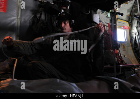 Senior Airman Eric Black, einem Aeromedical Evakuierung Techniker zur 156. Aeromedical Evakuierung Squadron versetzt, North Carolina Air National Guard, zieht eine kardiale Monitorkabel für einen simulierten Herzstillstand während einer Mobile Aeromedical Staging Facility und Aeromedical Evakuierung Bewegung. Mitglieder des 145. Medical Group und 156. Aeromedical Evakuierung-Geschwader führte eine Mobile Aeromedical Staging Facility und Aeromedical Evakuierung Ausbildungsmission an der North Carolina Air National Guard base in Charlotte, North Carolina Stockfoto