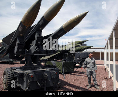 NELLIS AIR FORCE BASE, Nevada - Flieger 1. Klasse Charles Brock, ein intelligenter Analytiker mit 547th Intelligenz Squadron, Schriftsätze Besuch Green Flag-West Teilnehmer auf der US-made Hawk-Raketen-System am Nellis Bedrohung Schulungseinrichtung Juni 3.  Rund 150 Mitarbeiter aus mehr als 80 operative werden Intelligenz und Erwerb Organisationen auf die Bedrohung Trainingseinrichtung Juni 22-25 für das 21. jährlichen integrierte Air Defense Systems Forum sammeln. Die 547 IS initiiert die IADS-Forum im Jahr 1990 zur Einrichtung eines nationalen Forums um State-of-the Art Gegner Luft Verteidigung Sys zu besprechen Stockfoto