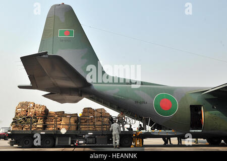 36. Kontingenz Antwort Gruppe Flieger arbeiten mit Bangladesh Luftwaffe Mitgliedern Ladung aus ihrem c-130 Hercules 7. Mai 2015, am Tribhuvan International Airport in Kathmandu, Nepal entfernen. Der nepalesischen Armee und Flieger arbeitete mit Militärangehörigen aus Bangladesh Luftwaffe und der Indian Air Force verarbeiten Fracht von ihrer Ankunft in Nepal Flugzeuge zur Katastrophenhilfe nach einem Erdbeben der Stärke 7,8, die die Nation 25 April geschlagen geben.   Staff Sgt Melissa White Stockfoto