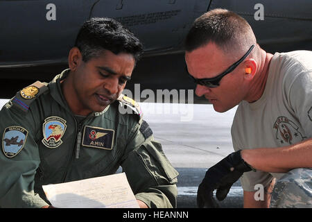 Techn. Sgt. Randy Walgren, 36. Mobilität Antwort Squadron NCO verantwortlich für Luftaufnahmen Hafenbetrieb Bewertungen ein Fracht-Manifest mit Mitglied Bangladesh Luftwaffe nach Abladung Hilfsgüter aus der c-130 Hercules 7. Mai 2015, am Tribhuvan International Airport in Kathmandu, Nepal. Der nepalesischen Armee und Flieger arbeitete mit Militärangehörigen aus Bangladesh Luftwaffe und der Indian Air Force verarbeiten Fracht von ihrer Ankunft in Nepal Flugzeuge zur Katastrophenhilfe nach einem Erdbeben der Stärke 7,8, die die Nation 25 April geschlagen geben.  Staff Sgt Melissa White Stockfoto