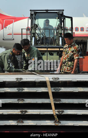 Bangladesh Luftwaffe und nepalesischen Armee Mitglieder sichere Flugzeuge Paletten zu einem Gabelstapler für techn. Sgt. Gabriel Hayashi, 36. Mobilität Antwort Squadron Luft-und Boden Ausrüstung Handwerker, übertragen sie auf die BAF C-130 Hercules 7. Mai 2015, am Tribhuvan International Airport in Kathmandu, Nepal. Der nepalesischen Armee und Flieger arbeitete mit Militärangehörigen aus Bangladesh Luftwaffe und der Indian Air Force verarbeiten Fracht von ihrer Ankunft in Nepal Flugzeuge zur Katastrophenhilfe nach einem Erdbeben der Stärke 7,8, die die Nation 25 April geschlagen geben.  Staff Sgt Melissa White Stockfoto