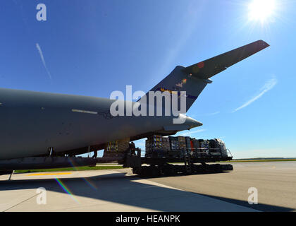 US Air Force Piloten, Dover AFB, Del., laden eine c-17 Globemaster III mit ca. 70.000 Tonnen Ausrüstung und Zubehör für den Fairfax County Urban Search and Rescue Team, 26. April 2015, auf der Dover Air Force Base, Del. Das 69-köpfigen Team ist bereit, nach Nepal, mit Rettungsaktionen zu unterstützen, nachdem das Land von einem Erdbeben der Stärke 7,8 heimgesucht wurde. Airman 1st Class William Johnson) Stockfoto