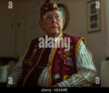 Brunft Murray, 87 Jahre alten Veteranen des zweiten Weltkriegs und Ex-Kriegsgefangener, erklärt die Bedeutung hinter den verschiedenen Patches und Knöpfe auf seinem Ex-US-amerikanischer Kriegsgefangener - Lowcountry Kapitel Jacke in seinem Haus in Saint George, S.C. Murray erhielt den Bronze Star, Purple Heart und Prisoner Of Krieg Medaillen unter anderem während seiner militärischen Laufbahn. Murray verbrachte 97 Tage als ein American POW während des zweiten Weltkriegs. Er wog nur 97 Pfund, als er gegen Ende des Krieges befreit wurde. Stockfoto