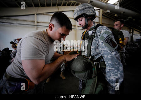 Ein Heli führt einen Getriebe-Check auf US Army 1st Lt. Maria Schwitz, rechts, mit der 82nd Sustainment Brigade, 264th Bekämpfung Sustainment Support Battalion, während eine gemeinsame gewaltsame Eintrag ausüben (JFEX) auf Pope Air Force Base, North Carolina, 26. April 2010. JFEX ist ein wichtiges Werkzeug für die 82nd Airborne Division Brigaden für Einsätze in realen trainieren.  Staff Sgt Kamaile O. Long, US Air Force Stockfoto