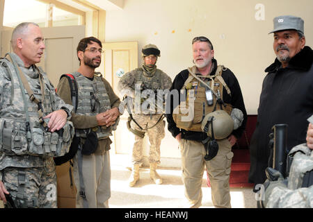 Von links nach rechts: Armee Oberst Eric Grimm, Kommandant der California Army National Guard 40. Infanterie-Division Agribusiness-Entwicklungsteam; Pedro Torres, ein Vertreter des US-Landwirtschaftsministerium; US Armee Generalmajor Michael Leeney, Executive Officer 40. ID ADT; und Ted Wittenberger, US Agency for International Development hochrangigen zivilen Vertreter, sprecht mit Gulrahaman, Chef der Polizei, in Asmar, Afghanistan, 19. November 2009. Am selben Tag, sagte Verteidigungsminister Robert M. Gates Nationalgarde Führer sind solche Initiativen eine wichtige Rolle für die Wache. Stockfoto