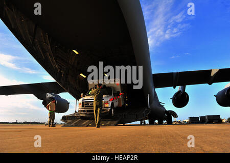 Techn. Sgt. Eric Blevins, 316th Airlift Squadron Loadmaster Marschälle einen Krankenwagen auf eine c-17 Globemaster, 27. Mai 2015, in Hurlburt Field, Florida Die c-17, beladen mit 823. RED HORSE-Mitglieder und Einsatzfahrzeugen, flog zur Unterstützung neuer Horizonte 2015, eine jährliche Veranstaltung durchgeführt, um militärische Ingenieure und Mediziner bereitstellen und gemeinsame Operationen zu trainieren.  Airman 1st Class Ryan Conroy Stockfoto