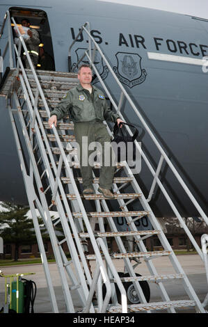 Oberst Paul Murphy, 305th Air Mobility Wing Commander ursprünglich aus Boston, Massachusetts, Ausfahrten von 12 KC-10 Extender nach haben das Flugzeug während der "Elephant Walk" pilotiert Übung hier, 20 Dezember. Ein "Elephant Walk" ist eine grundlegende Ausbildung Element beim global Strike Missionen vorbereiten. "Elephant Walk" ist eine Darstellung der Luftwaffe präsentiert die 305th AMW Beiträge zur Air Mobility Command. Mitglieder der 32. und 2. Air Refueling Staffeln sowie Mitglieder aus dem 514. Luft-Mobilität Flügel, beteiligte sich an der Beschäftigung Verteidigung und globales Engagement Übung.  Russell mich Stockfoto