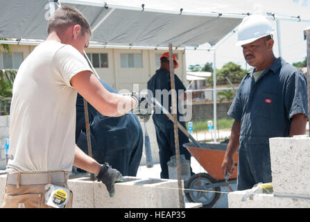 US Air Force Staff Sgt Jason Moldenhaur, neue Horizonte Strukturen-Spezialist aus der 820th SAUGKARPFEN Squadron in Nellis Air Force Base, Nevada, links, und Belize Defence Force Sergeant Santiago Teul, BDF Light Engineer Company Ingenieur, Laien Block und glatten Mörtel in den Fugen des Blocks auf der Baustelle Sadie Vernon Technical High School 9. April 2014, in Belize City Belize. Die Website ist einer der fünf Standorte in ganz Belize erhalten neue Anlagen, die von US-Militär und Belize Defence Force Ingenieuren errichtet. Der Bau ist Teil der neuen Horizonte Belize 2014, eine Übung ausgerichtet, m Stockfoto