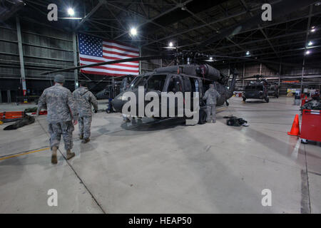 New Jersey Army National Guard Betreuer mit dem 1-150. Angriff Hubschrauber-Bataillon bereiten UH-60 Black Hawk-Hubschrauber für weitere Such- und Rettungsdienst nach der Verabschiedung des Hurrikans Sandy 30. Oktober 2012.   Master Sergeant Mark C. Olsen Stockfoto