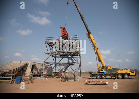 US-Flieger aus der 205. Engineering Installation Squadron, Will Rogers Air National Guard Base, Oklahoma City, Oklahoma installieren einen neuen AN/GPN-27 Airport Surveillance Radar System Turm zur Unterstützung kombiniert Joint Task Force - Horn von Afrika am Camp Lemonier, Dschibuti, 4. Juni 2016. Koordinierung zwischen der 205. EIS, US Air Forces in Europe, US Air Force Flight Standards Agency, US Air Forces Central Command und der US Navy wird das neue Radar Luft Verkehr Steuerfähigkeiten und Sicherheit zunehmen. Combined Joint Task Force-Horn von Afrika ist eine multinationale Bemühung durchzuführen theater Stockfoto