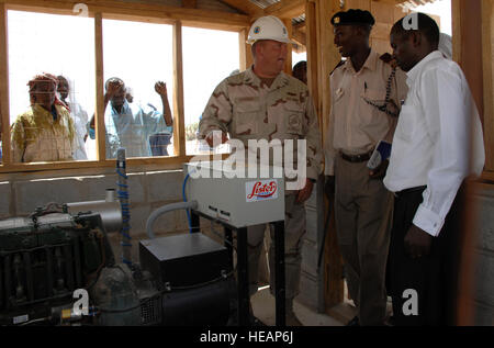 080208-F-7577K-032 SHANT ABAK, Dschibuti (8. Februar 2008) Chief Petty Officer Joseph Hangren, links, zugewiesen, Naval Mobile Bau-Bataillon (NMCB) 40, übergibt die Bedientaste eine neue Wasser gut zu Bezirk Polizist Thomas Betts und Minister von Wasser John Mue. Der Brunnen von NMCB-40 gebaut, kann etwa 25 Gallonen Wasser pro Minute Pumpen und ist eines von zwei im Dorf verschiedene humanitäre Projekte im Zuge von Combined Joint Task Force - Horn von Afrika gebaut. Die Task Force besteht aus Service-Mitglieder, die alle US militärische Dienste darstellen und führt einheitliche acti Stockfoto