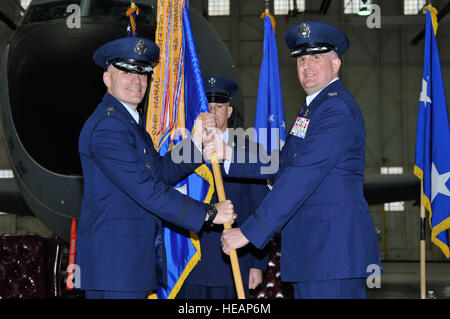 Generalleutnant Carlton D. Everhart II, 18. Air Force Commander übergibt die 22. Air Refueling Wing Guidon an Oberst Albert Miller, bei einem Wechsel der Befehl Zeremonie, 12. Februar 2015, McConnell Air Force Base, kan Miller übernahm das Kommando über die 22. ARW nach zuvor dienen als Kommandeur der 515th Air Mobility Operations Wing auf gemeinsamer Basis Pearl Harbor-Hickham , Hawaii. Stockfoto