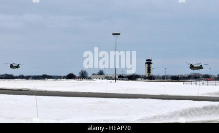 Zwei CH-47 Chinook-Hubschrauber von der Firma B, 3. Bataillon, 126. Luftfahrt befindet sich in Rochester, N.Y., landen am Hancock Field Air National Guard Base 14. März 2015. Dreißig Flieger aus der 274th Luft Support Operations Squadron (ASOS), basierend auf Hancock Field und die Besatzungen der zwei CH-47F Chinook-Hubschrauber von der Firma B, 3. Bataillon, 126. Aviation, basierend auf der Army Aviation Support Facility in Rochester International Airport trainiert zusammen zum ersten Mal. Die Ausbildung beinhaltete gemeinsame Terminal Angriff Controller (oder JTAC) Flieger aus der 274th ASOS, die Durchführung von CH-47 Hubschrauber vertraut Stockfoto