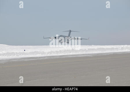 Ein New York Air National Guard c-17 Globemaster III aus dem 105. Airlift Wing bei Stewart Air National Guard Base in der Nähe von Newburgh, NY, landet bei Stratton Air National Guard Base außerhalb Schenectady, New York, wie es 30 Mitglieder der 109. Airlift Wing bringt, die in die Antarktis auf 24. Februar 2015 eingesetzt worden waren. Die Flieger wurden in der Antarktis Operation Deep Freeze in der Antarktis zu unterstützen. Mehr Flieger und LC-130 Ski ausgestatteten Flugzeug kehrt während der Woche nach der der 109. Airlift Wing 27. Jahr Unterstützung der National Science Foundation.  Master Sergeant William Gizara Stockfoto
