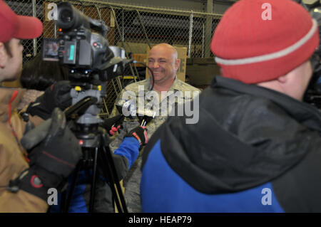 New York Air National Guard Master Sgt. Shawn Talbot, ein Mitglied der 109. Maintenance Squadron, spricht mit den Medien nach seiner Flucht nach Hause von McMurdo-Station, Antarktis, Strattion Air National Guard Base außerhalb Schenectady, NY, auf Dienstag, 24. Februar 2015. Talboty und 29 anderen Flieger kehrte nach der Operation Deep Freeze in der Antarktis zu unterstützen. Mehr Flieger und LC-130 Ski ausgestatteten Flugzeug kehrt während der Woche nach der der 109. Airlift Wing 27. Jahr Unterstützung der National Science Foundation.  Master Sergeant William Gizara Stockfoto