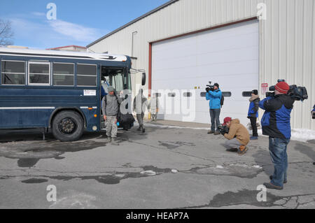 Mitglieder der New York Air National Guard 109. Airlift Wing lassen einen Bus als Medien Mitglieder Film nach ihrer Rückkehr aus einer Bereitstellung in der National Science Foundation McMurdo-Station in der Antarktis am Dienstag, 24. Februar. Die Flieger betreiben Ski-ausgestattet, LC-130 Transportflugzeuge im Rahmen der Operation Deep Freeze, die US-Militärhilfe für die Wissenschaft auf dem Kontinent.  Master Sergeant William Gizara Stockfoto
